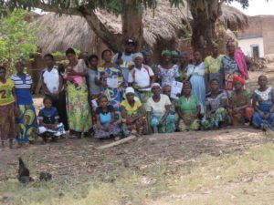 Les femmes du Tanganyika après une réunion du projet VLF