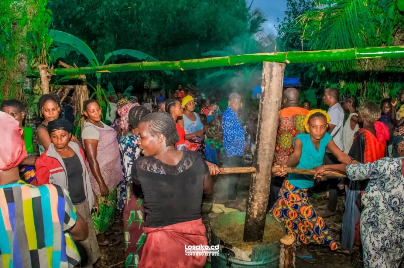 Équateur : La transformation de l’huile de palme en Bio-Carburant prouve le succès du projet VLF par l’ONG FAIDD au village Benonga