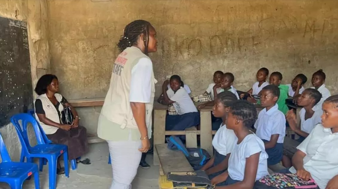 Dans cette école de Kinshasa, les élèves chantent et récitent des slogans pour briser les tabous autour des règles. © Mouvement Alerte